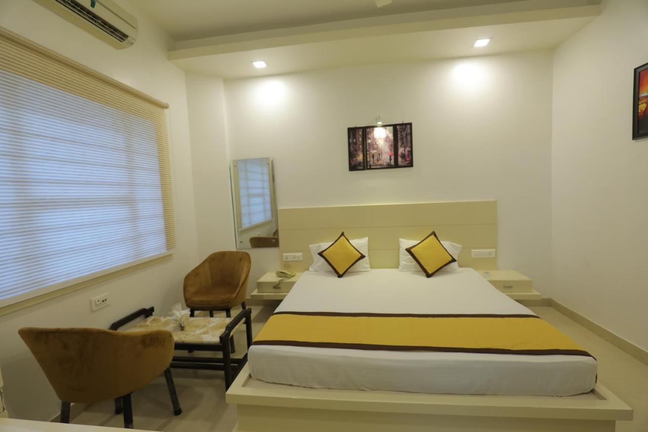 Hotel Sahib'S Red Carpet - The Family & Corporate Hotel Agra  Exterior photo